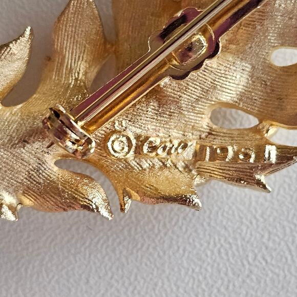 Vintage Coro Gold Leaf Brooch Pin Signed - Picture 3 of 6